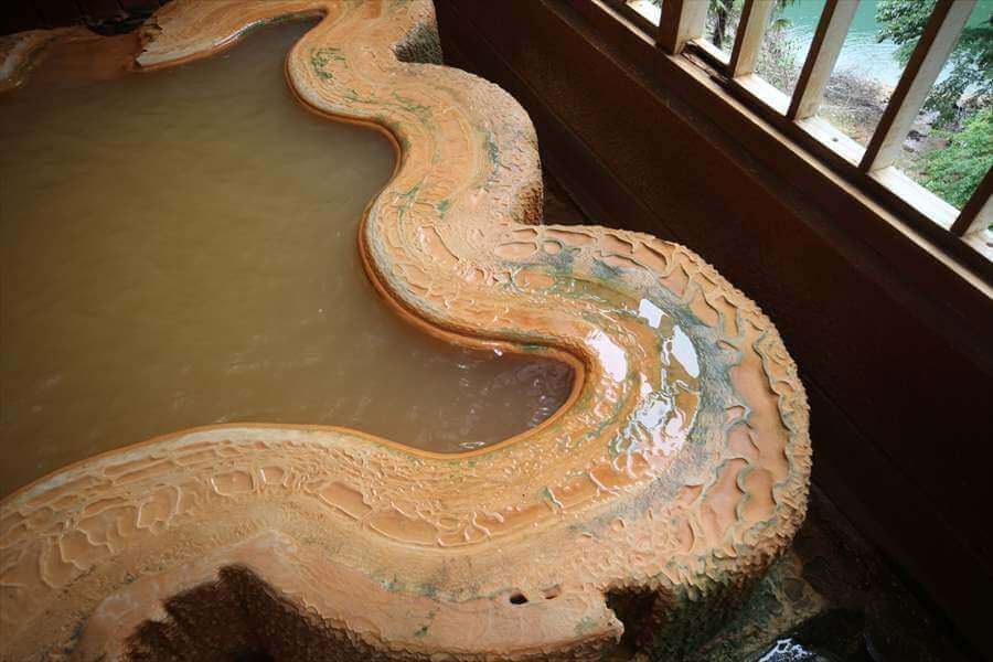 「入之波温泉湯元 山鳩湯」の露天風呂