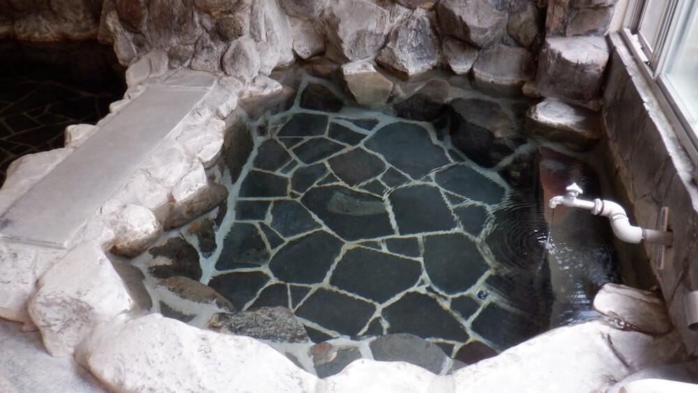 嬉泉館の内湯の岩風呂の様子